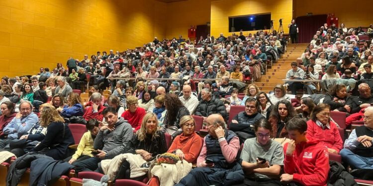 La Gala Benéfica de Aviva llena el Auditorio Municipal de Villares con más de 400 personas