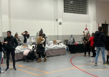 Animación y buen ambiente en la apertura del Mercadillo Navideño de Villares