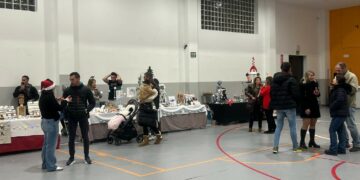 Animación y buen ambiente en la apertura del Mercadillo Navideño de Villares