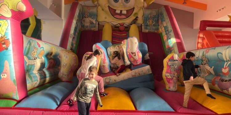 Parque infantil y mercadillo solidario completan estos días de vacaciones en Villares