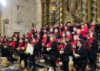 El concierto de villancicos llena la iglesia de Villares para dar la bienvenida a la Navidad