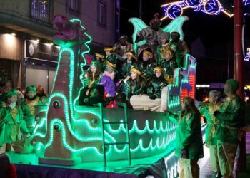 Miles de personas llenan de ilusión las calles de Santa Marta para recibir a los Reyes Magos