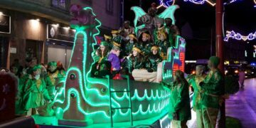 Miles de personas llenan de ilusión las calles de Santa Marta para recibir a los Reyes Magos