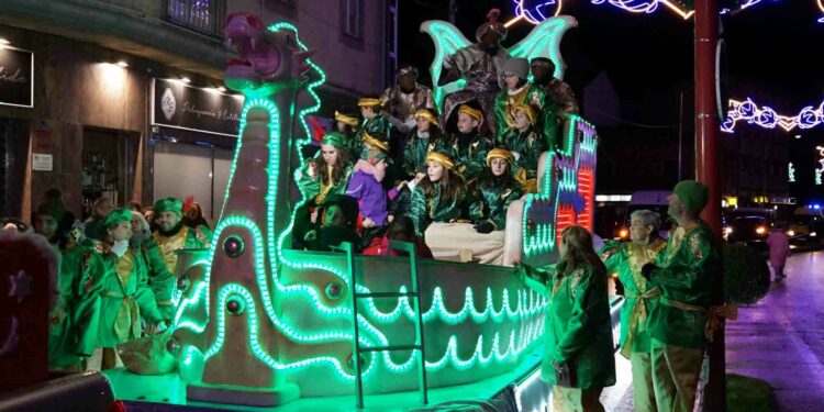 Miles de personas llenan de ilusión las calles de Santa Marta para recibir a los Reyes Magos