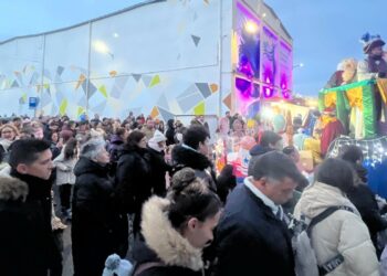 Cientos de vecinos acompañan a los Reyes Magos en Castellanos que han salido ‘in extremis’