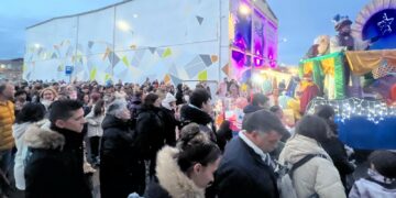 Cientos de vecinos acompañan a los Reyes Magos en Castellanos que han salido ‘in extremis’