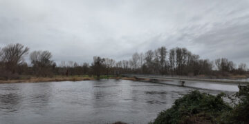 Los municipios del alfoz miran al cielo y ‘vigilan’ la crecida del Tormes