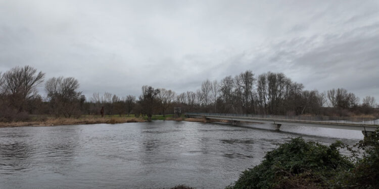 Los municipios del alfoz miran al cielo y ‘vigilan’ la crecida del Tormes