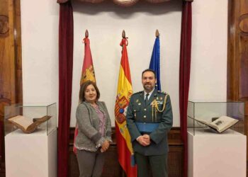 La subdelegada del Gobierno, Rosa López, agradece a Pedro Merino el trabajo al frente de la Comandancia de la Guardia Civil de Salamanca