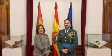La subdelegada del Gobierno, Rosa López, agradece a Pedro Merino el trabajo al frente de la Comandancia de la Guardia Civil de Salamanca
