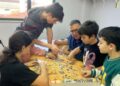 Divertida tarde en familia encajando puzles en Doñinos