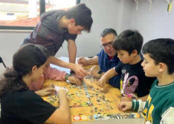 Divertida tarde en familia encajando puzles en Doñinos