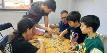 Divertida tarde en familia encajando puzles en Doñinos