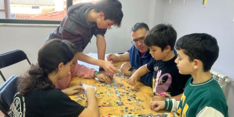 Divertida tarde en familia encajando puzles en Doñinos