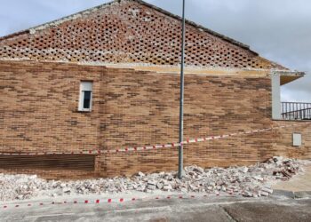 Primeros estragos de las fuertes rachas de viento con el desprendimiento de la fachada de una vivienda en Peñasolana