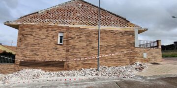 Primeros estragos de las fuertes rachas de viento con el desprendimiento de la fachada de una vivienda en Peñasolana