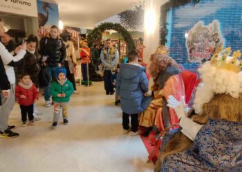 Melchor, Gaspar y Baltasar ya se encuentran en el Ayuntamiento recibiendo a los niños de Santa Marta