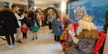 Melchor, Gaspar y Baltasar ya se encuentran en el Ayuntamiento recibiendo a los niños de Santa Marta