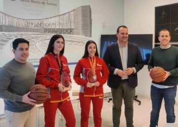 Reconocimiento a Patricia Martín y Alba Sánchez por su participación en el Campeonato de España de Baloncesto