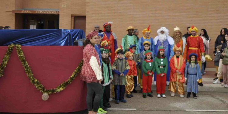 Los Reyes Magos ya están en Carrascal de Barregas recibiendo deseos y peticiones de los niños del municipio