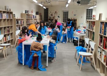 Los niños aprenden a elaborar y hornear galletas en el taller navideño