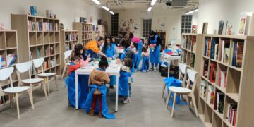 Los niños aprenden a elaborar y hornear galletas en el taller navideño