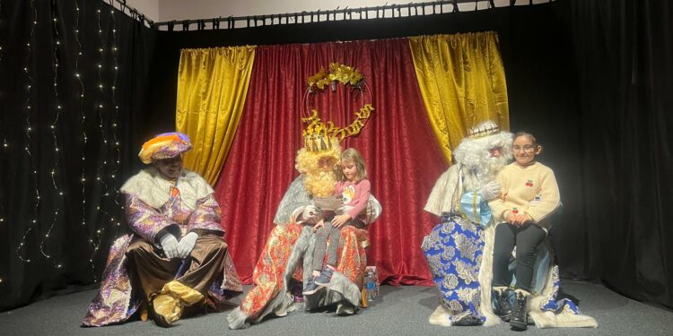 Ambiente mágico en Aldeatejada en la recepción de los Reyes Magos