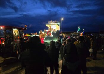 Color, música y espectáculos de animación en la cabalgata de Cabrerizos para recibir a los Reyes Magos