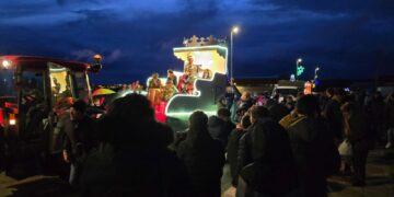 Color, música y espectáculos de animación en la cabalgata de Cabrerizos para recibir a los Reyes Magos