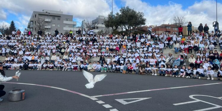 Grito unánime de los 700 escolares de Carbajosa por la Paz