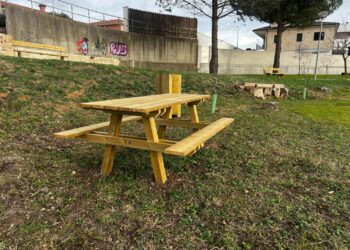 Carbajosa completa el espacio verde de la Fuente de Valdehigal con mobiliario urbano en madera