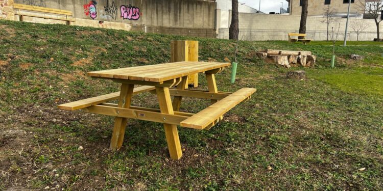 Carbajosa completa el espacio verde de la Fuente de Valdehigal con mobiliario urbano en madera