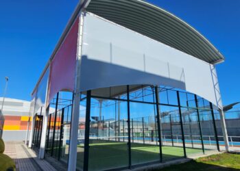 Nueva lona de protección para la pista de pádel cubierta de Carbajosa