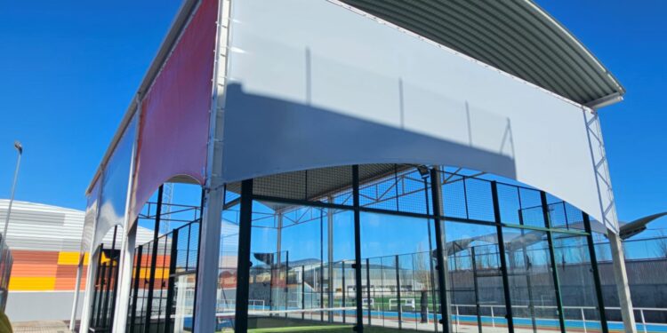 Nueva lona de protección para la pista de pádel cubierta de Carbajosa