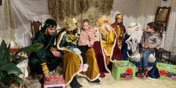 Los Reyes Magos llegan a Carbajosa para recibir las cartas de deseos de los más pequeños