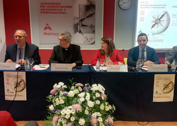 Los alumnos del Montessori reciben la visita de los rectores, Corchado y García-Jalón de la Lama, para encauzar su formación universitaria