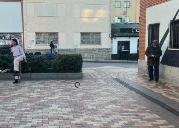 Los niños de Villamayor prueban puntería en el concurso de lanzamiento de herraduras