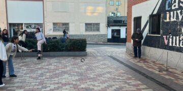 Los niños de Villamayor prueban puntería en el concurso de lanzamiento de herraduras