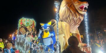 Los Reyes Magos estrenan carrozas en Villamayor en un desfile lleno de luz y color
