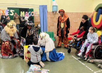 Los niños de Aspace y las residencias de mayores, los primeros en recibir a los Reyes Magos en Villamayor
