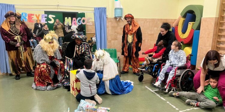 Los niños de Aspace y las residencias de mayores, los primeros en recibir a los Reyes Magos en Villamayor
