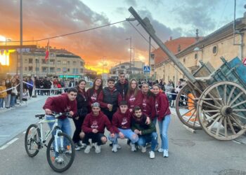 Los Quintos de Villares cumplen con la tradición en una divertida carrera de cintas