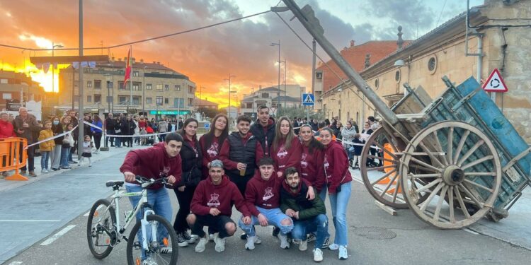 Los Quintos de Villares cumplen con la tradición en una divertida carrera de cintas