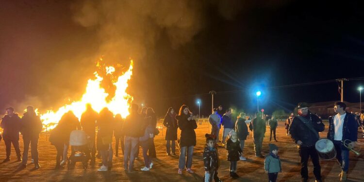 Villares celebra la fiesta del magosto con 200 kilos de castañas asadas y una gran hoguera