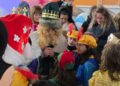 Las malas condiciones meteorológicas obligan a suspender la cabalgata en Villares y los Reyes Magos reciben a los niños en el Multiusos