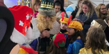 Las malas condiciones meteorológicas obligan a suspender la cabalgata en Villares y los Reyes Magos reciben a los niños en el Multiusos