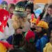 Las malas condiciones meteorológicas obligan a suspender la cabalgata en Villares y los Reyes Magos reciben a los niños en el Multiusos