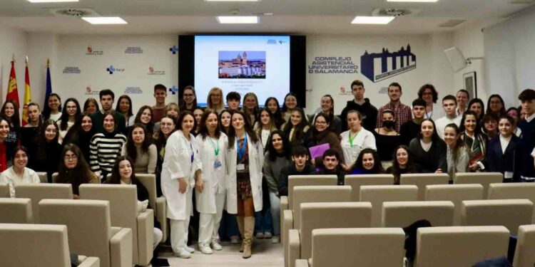 El Hospital de Salamanca recibe a los 59 alumnos de FP en prácticas que se formarán en Centro Asistencial