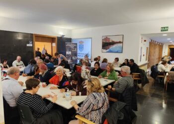 La sesión de bingo reúne a más de 200 mayores en el Edificio Sociocultural