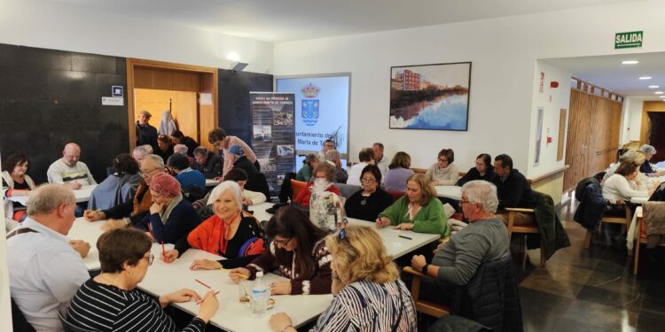 La sesión de bingo reúne a más de 200 mayores en el Edificio Sociocultural